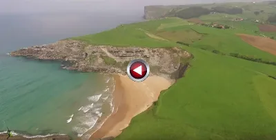 Explora los acantilados en la playa de Ajo