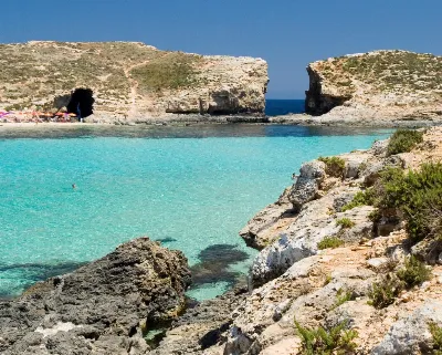 Visita la playa de Regatón y su peculiar roca
