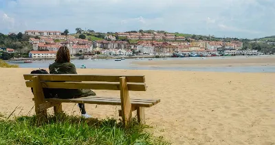 Pasea por la playa de Poniente en San Vicente de la Barquera