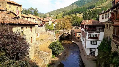 La villa de Potes, rodeada de montañas