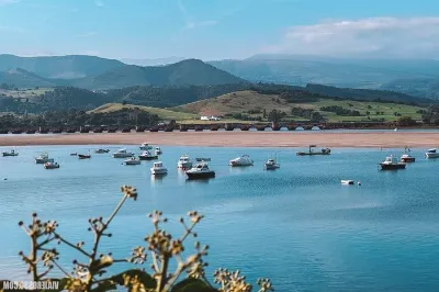 Casas típicas y paisajes verdes en San Vicente de la Barquera