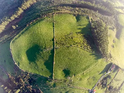 El Castro de El Cincho en San Vicente de la Barquera: vestigios de la Edad de Hierro