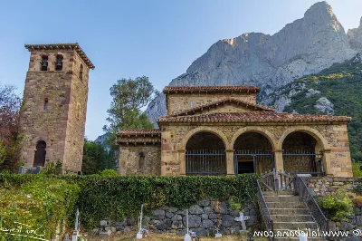La icónica iglesia de Santa María de Lebeña, en un escenario idílico