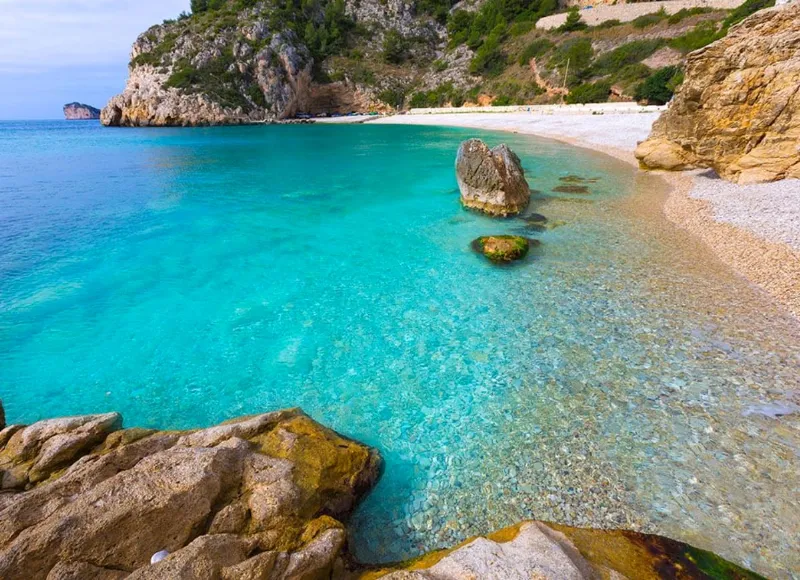 Descubre las calas ocultas en Cala Cobo