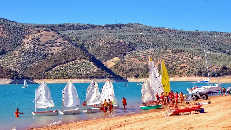Practica deportes acuáticos en la playa de Valdearenas