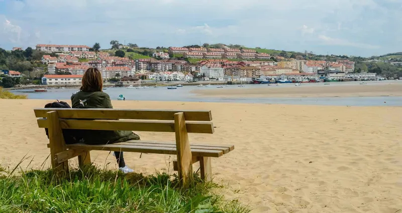 Pasea por la playa de Poniente en San Vicente de la Barquera