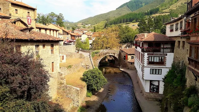 La villa de Potes, rodeada de montañas