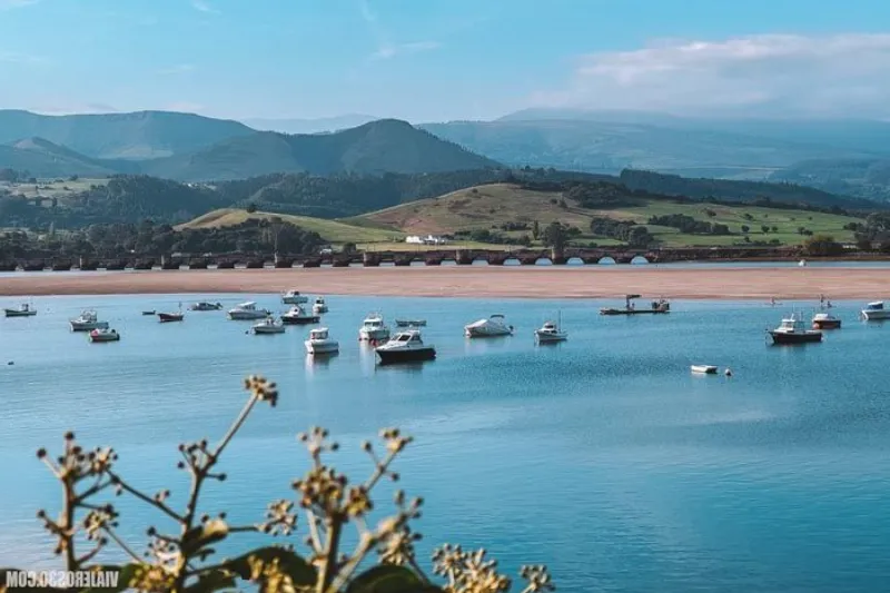 Casas típicas y paisajes verdes en San Vicente de la Barquera
