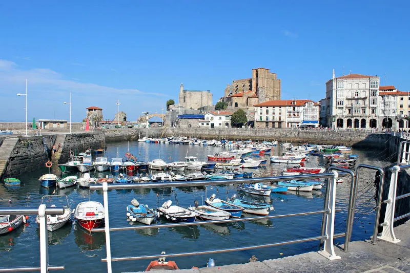 Disfrutando del ambiente de Castro Urdiales, un pueblo marinero