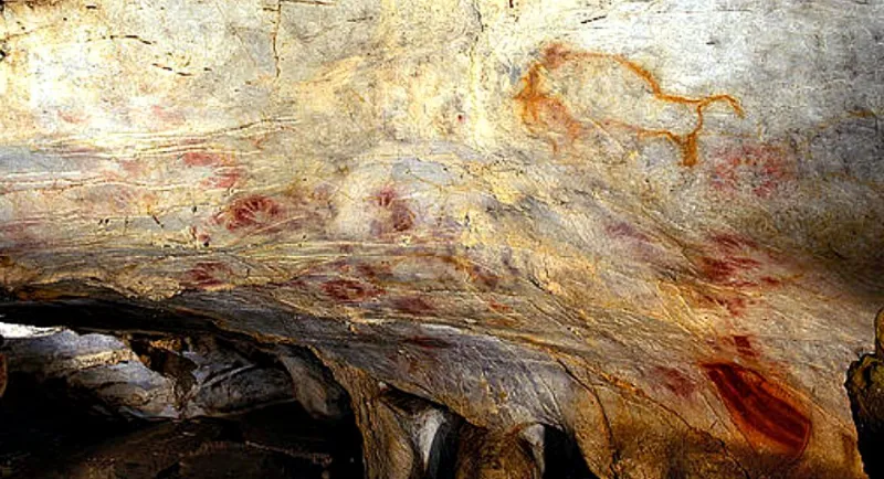 La belleza histórica del Monte Castillo y su cueva con arte rupestre