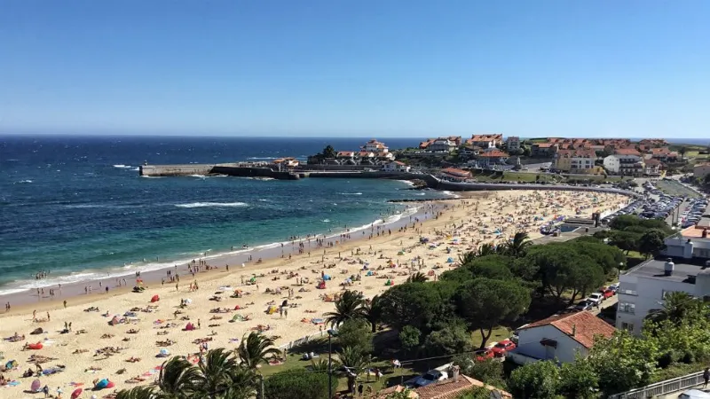 El encanto de la villa costera de Comillas y su playa de Oyambre