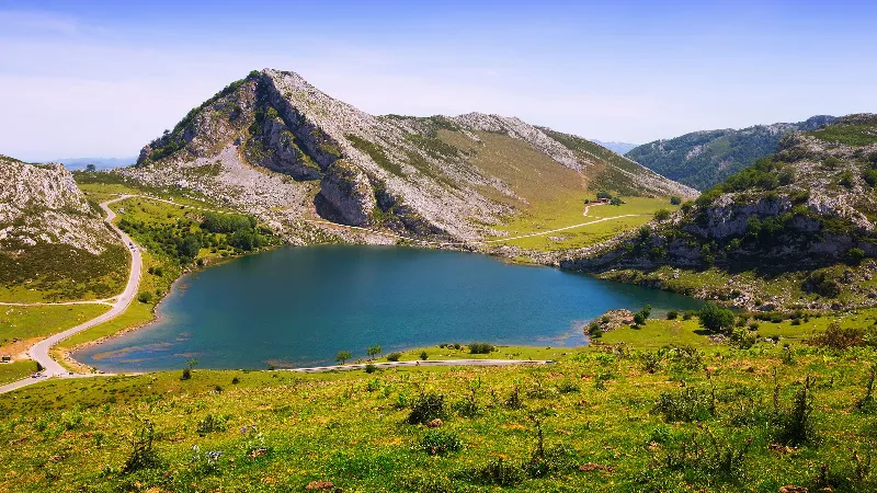 El impresionante Lago Enol, otra de las maravillas de los Picos de Europa