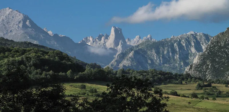 La ascensión al emblemático Naranjo de Bulnes