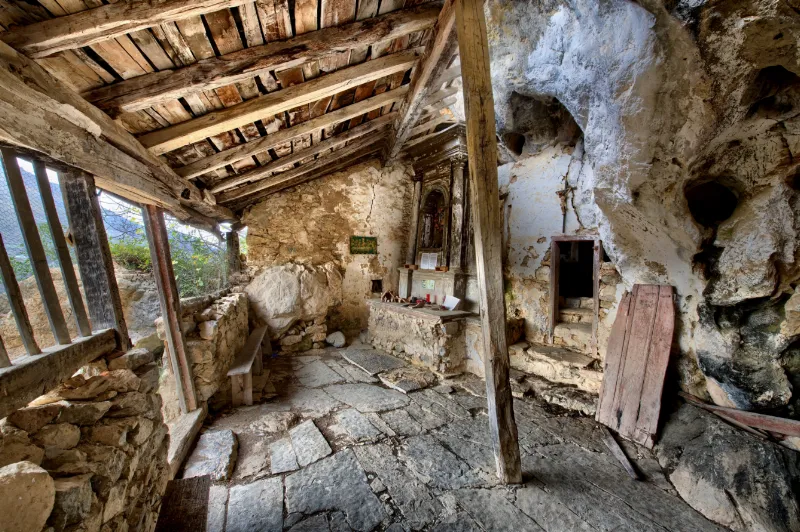 La ermita rupestre de San Juan de Socueva, en un entorno de ensueño